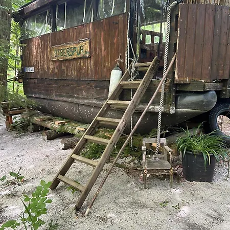 Waldfloß Botel Zieko